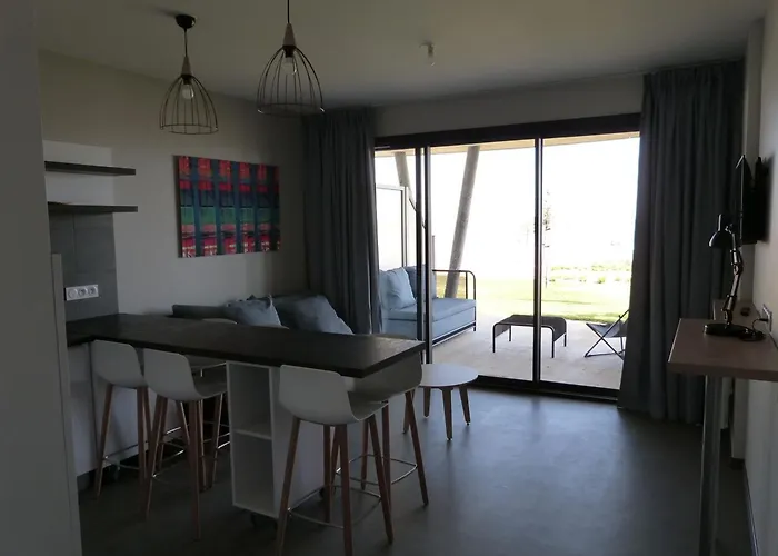 Appartement En Bord De Mer, 2 Chambres, Piscine, Parking, Animaux Admis - Fr-1-194-231